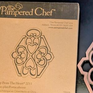 Pampered Chef Round-up From The Heart Trivet 2011